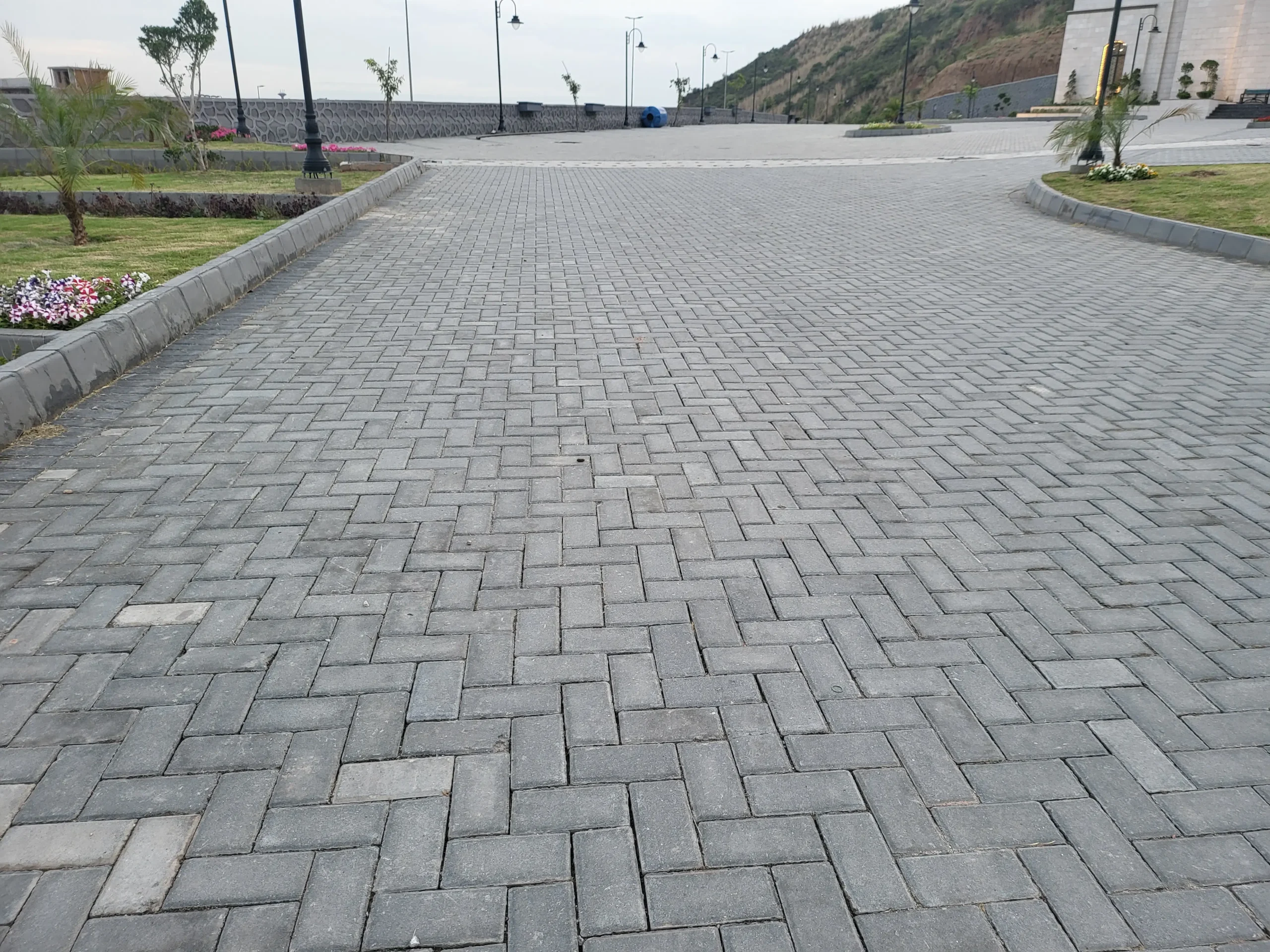 Choosing the Right Interlocking Pavers for Your Driveway