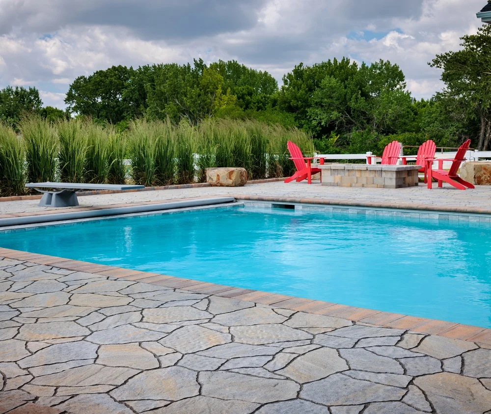 Belgard_AMCOR_JUNE2022_RES_MegaArbel_Urbana_SheltonWall_MarinaCoping_AngliaEdger_02